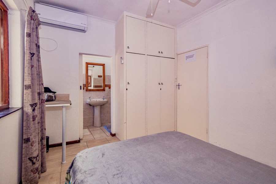 6 Bedroom Property for Sale in Schoongezicht Western Cape